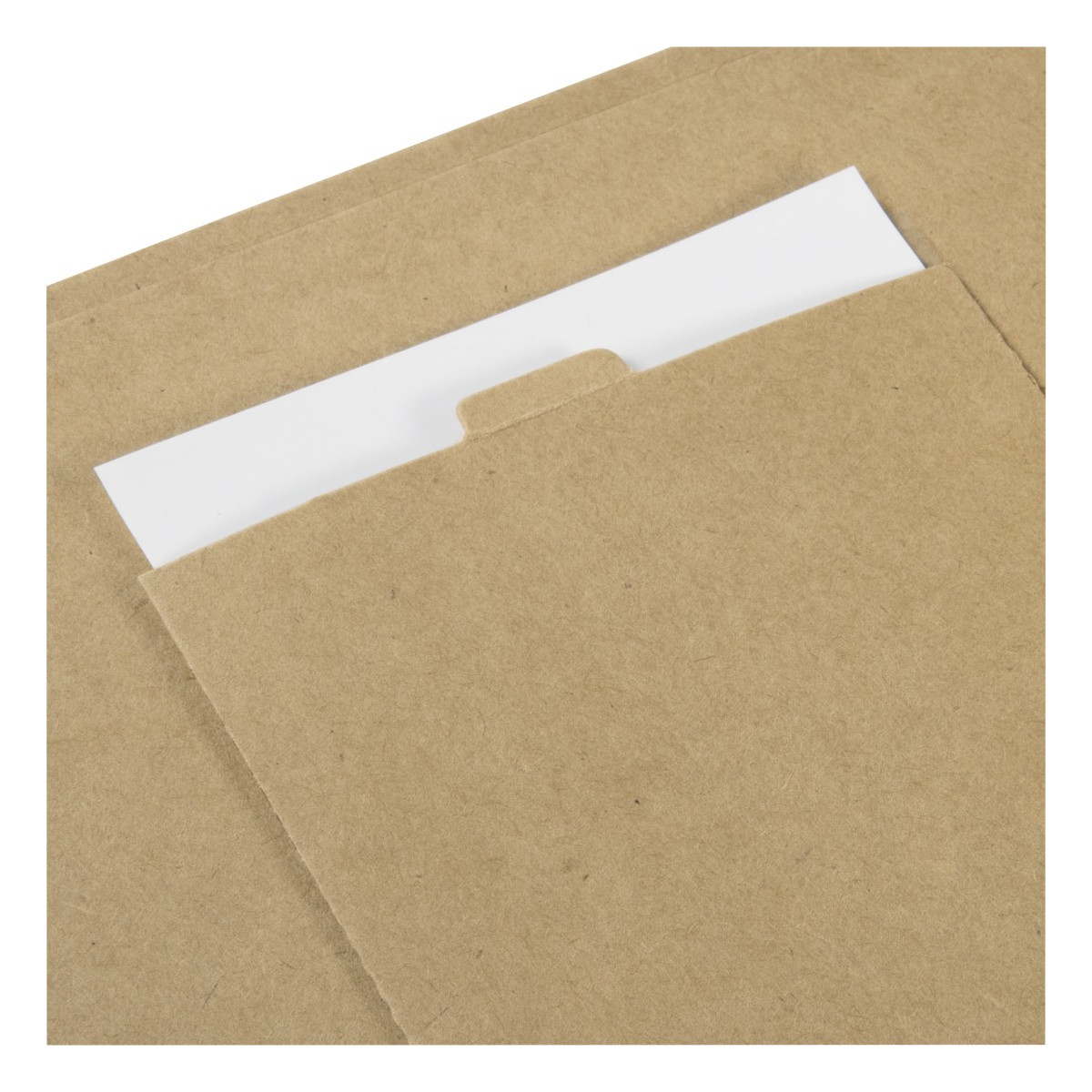 Une feuille blanche est glissée dans un dossier brun avec un onglet.