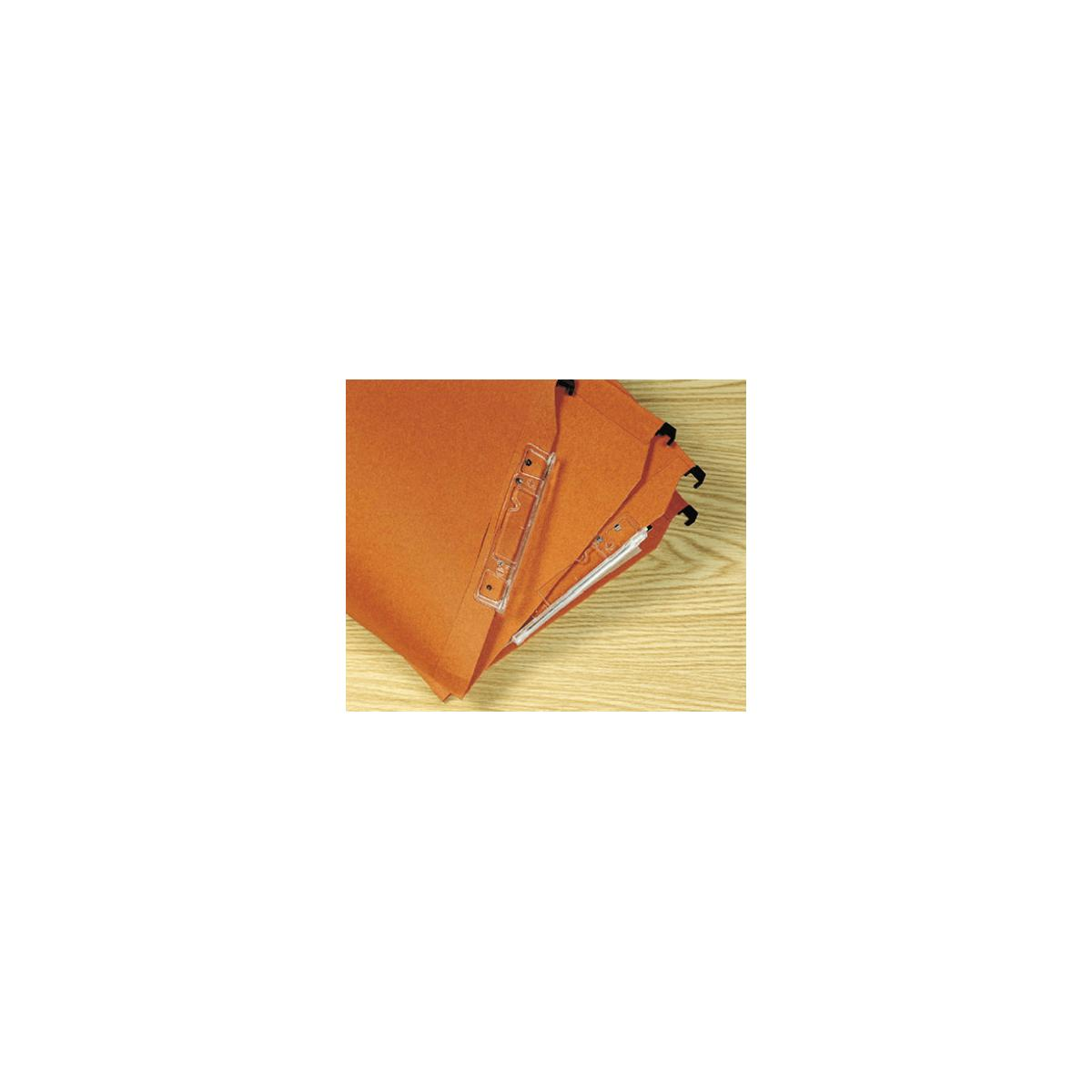 Orange Hängeordner mit transparenten Clips auf einem Holztisch.