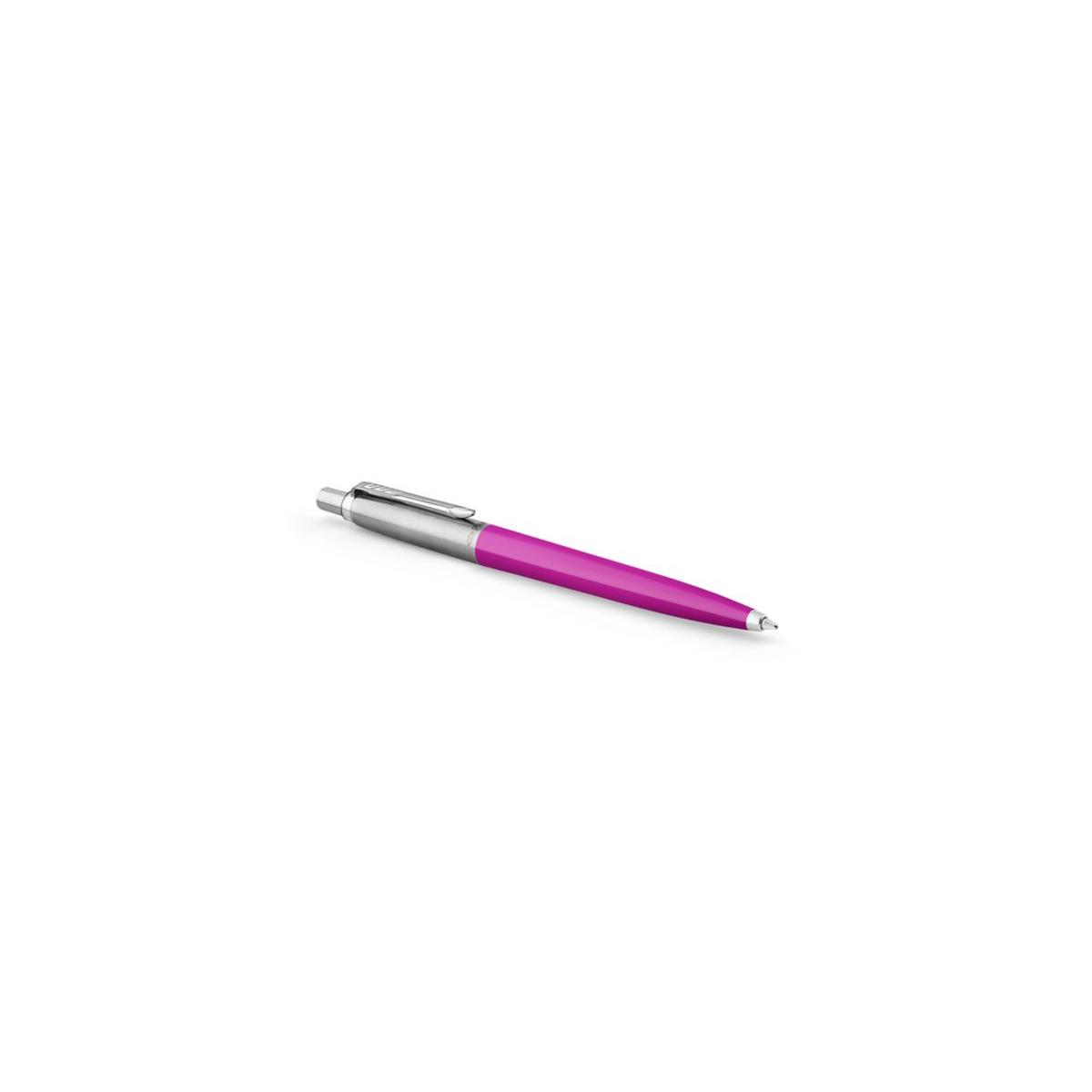 Una penna a sfera rosa con accenti argentati giace su sfondo bianco.