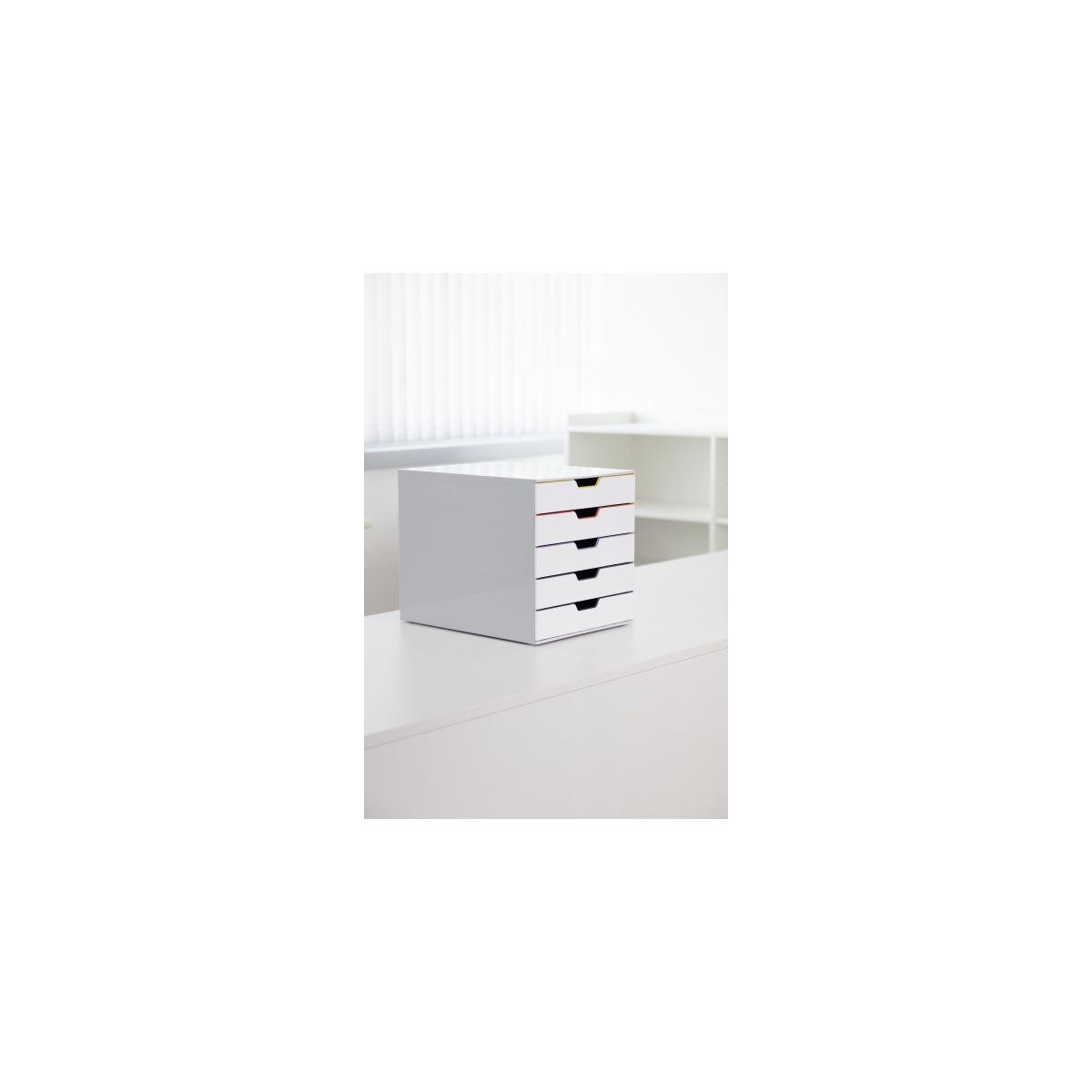 Ein weißer Aktenschrank mit fünf Schubladen steht auf einem Schreibtisch.