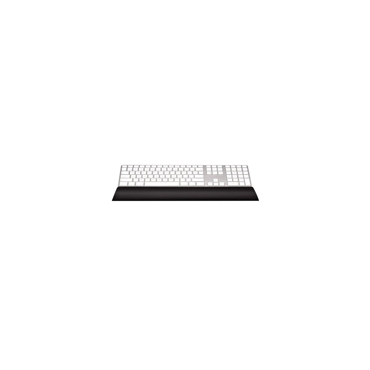 Eine silberne Tastatur mit schwarzer Handballenauflage auf weißem Hintergrund.