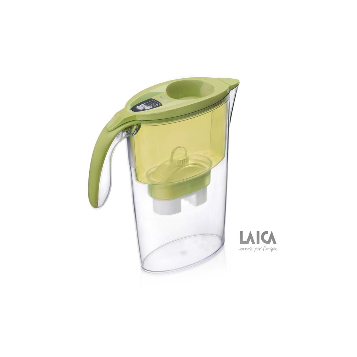 Ein hellgrüner und klarer Laica Wasserfilterkrug mit digitaler Zeitschaltuhr auf dem Deckel.
