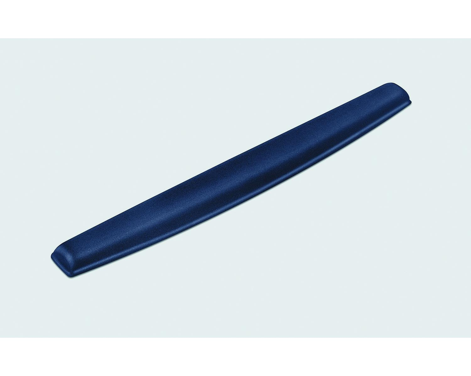 Een donkerblauwe polssteun ligt op een lichtgrijze achtergrond.