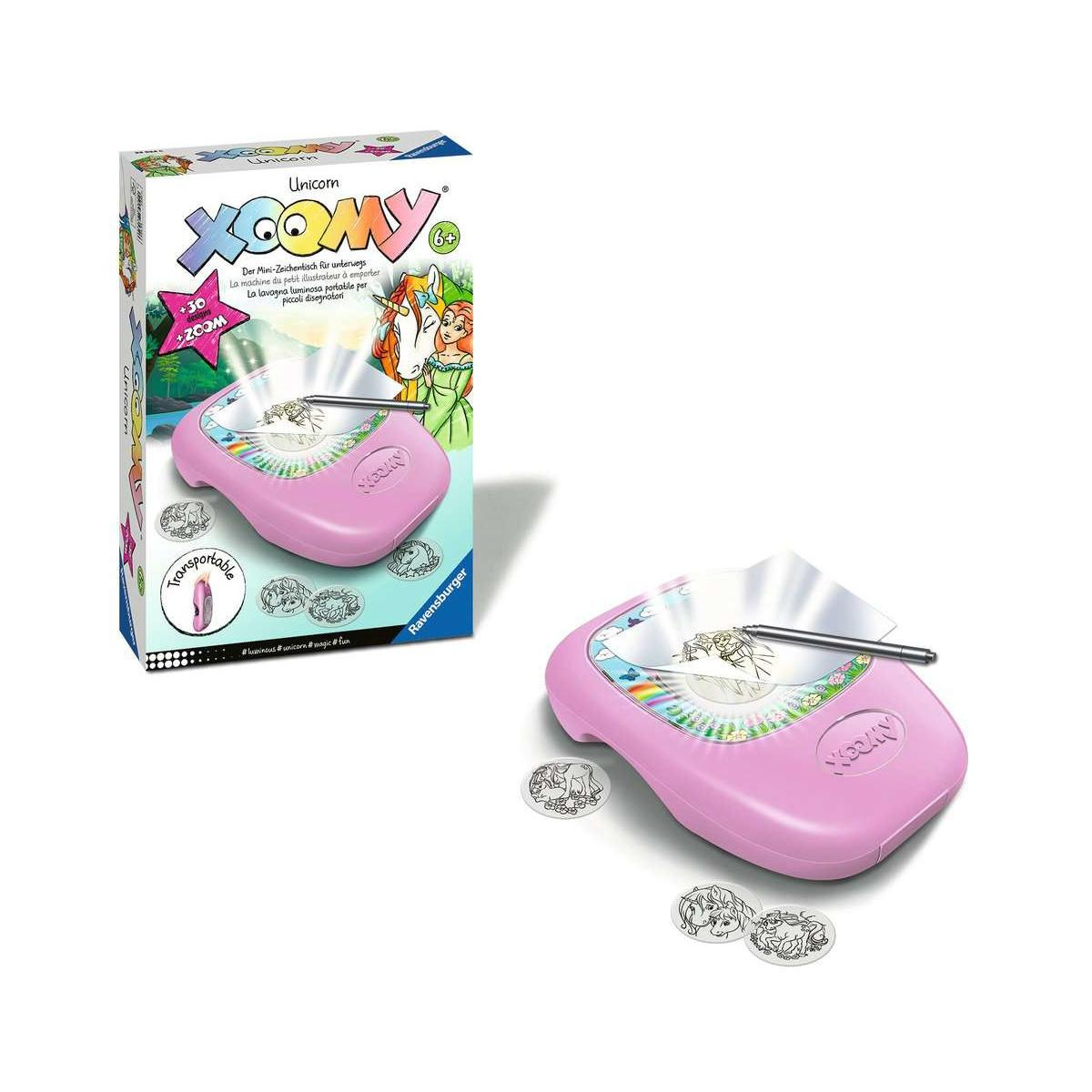 Un dispositivo da disegno Xoomy rosa a tema unicorno con accessori, su sfondo bianco.