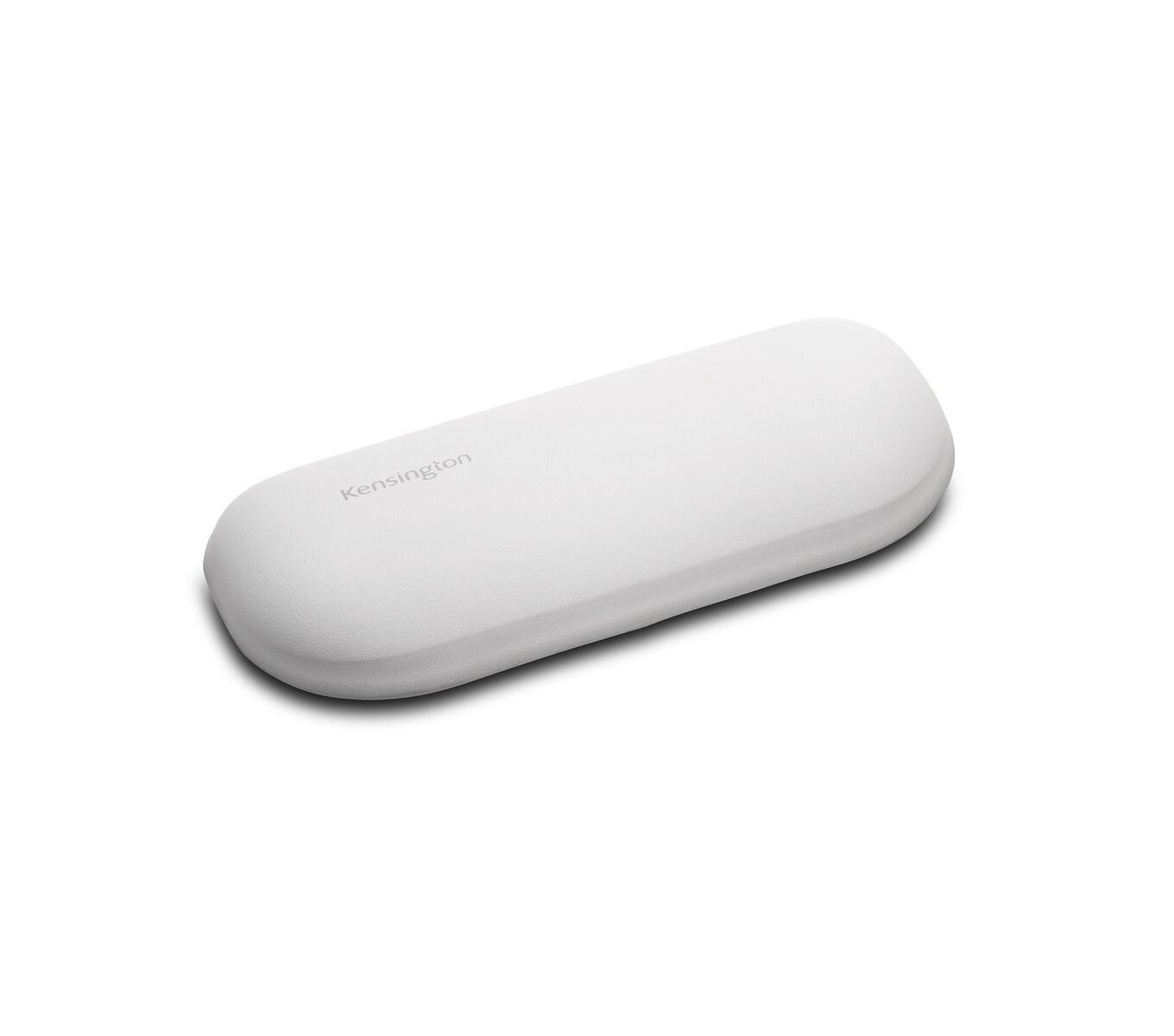 Un estuche blanco y rectangular con esquinas redondeadas descansa sobre una superficie blanca.