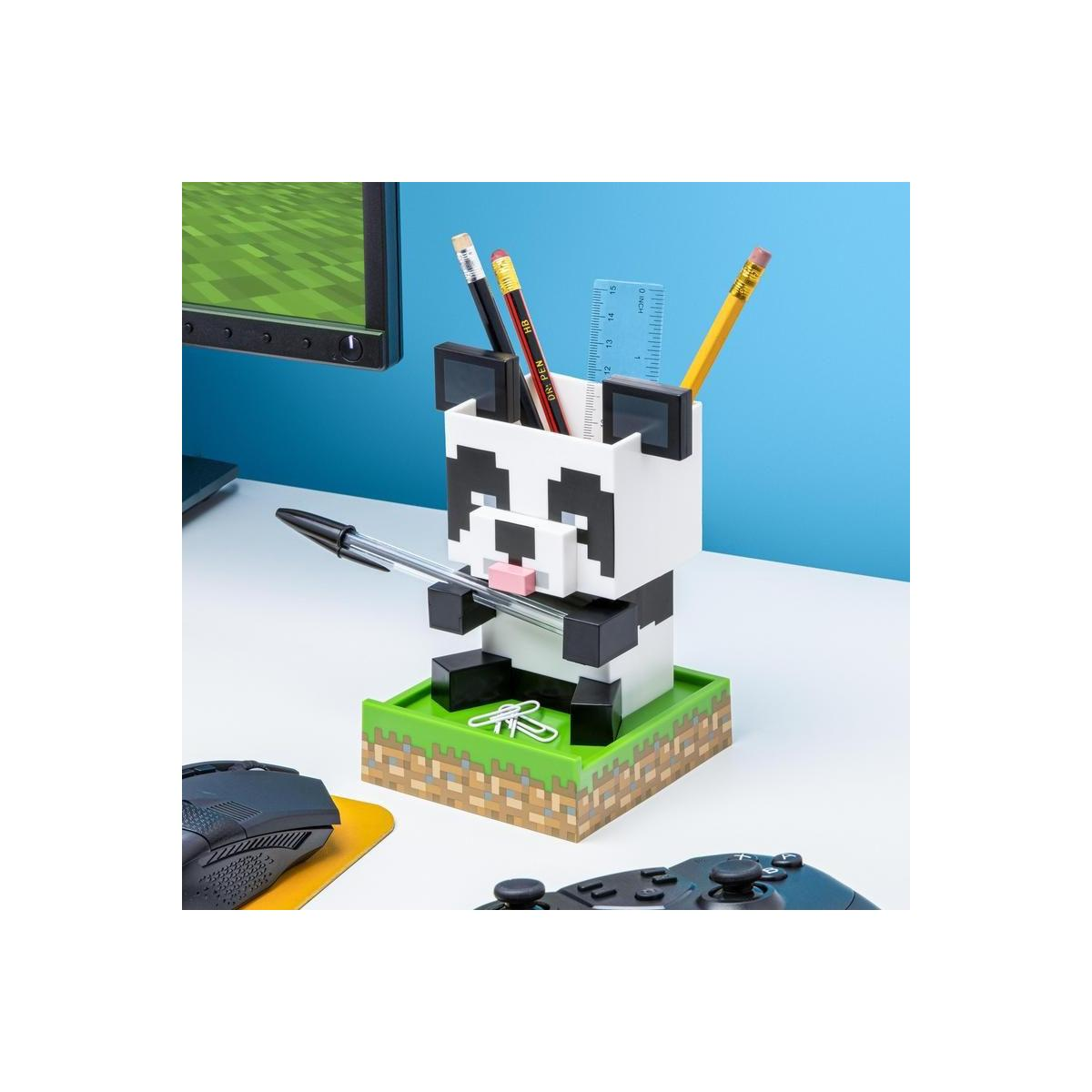 Pojemnik na ołówki panda Minecraft z długopisami, ołówkami i linijką na biurku.