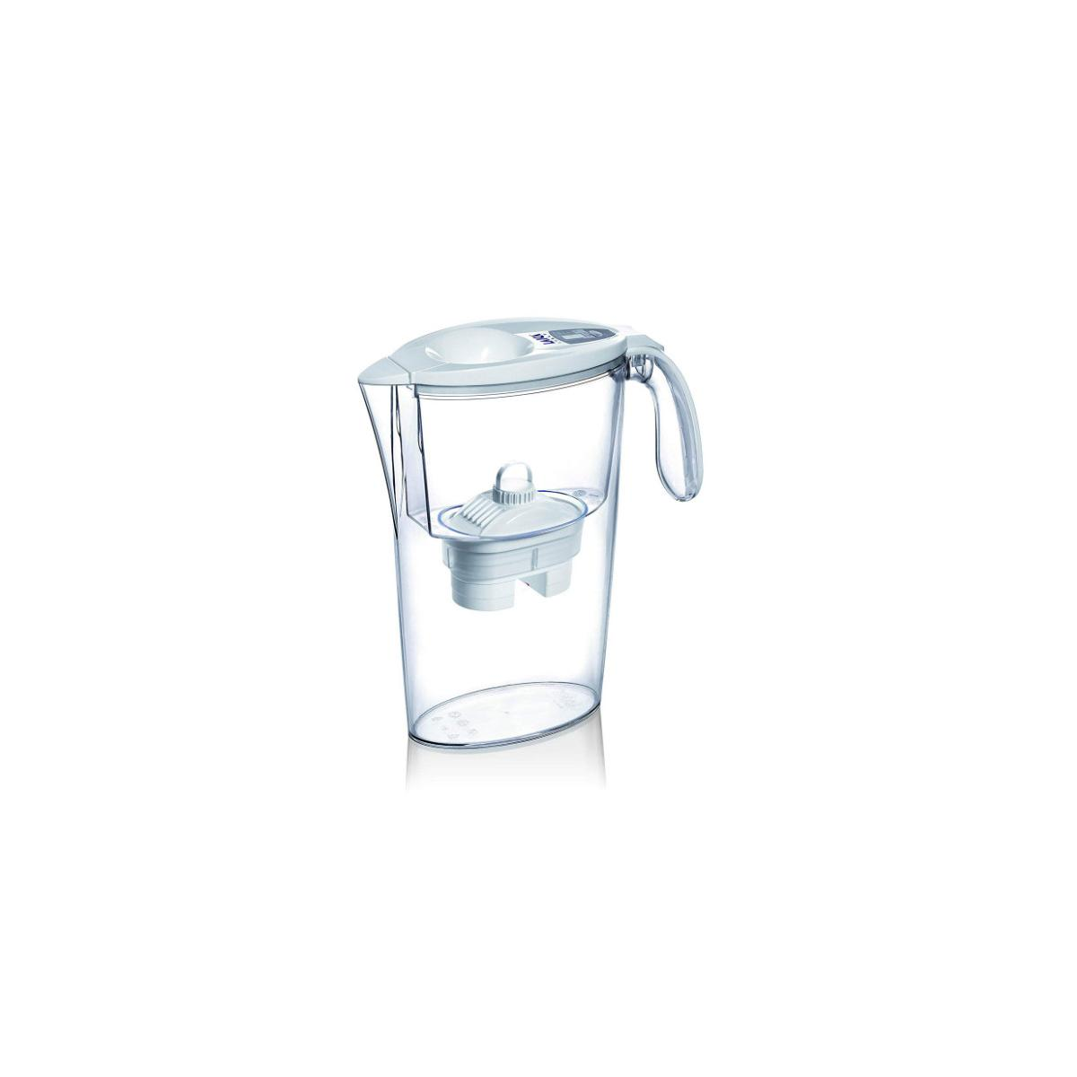 Caraffa filtrante per l'acqua trasparente con coperchio e manico bianchi su sfondo bianco.