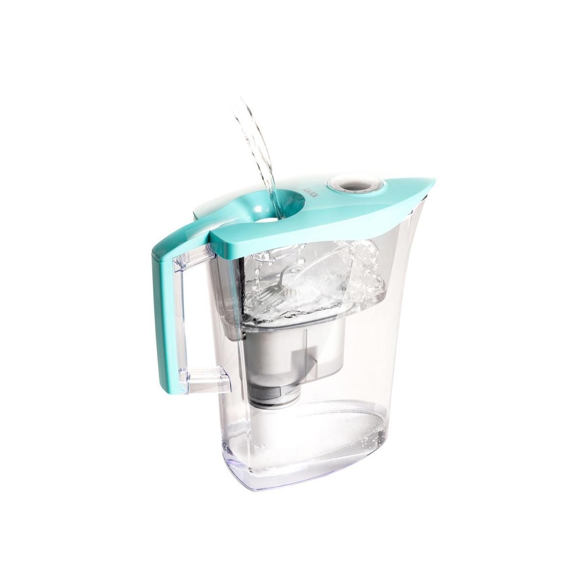 Caraffa filtrante per acqua turchese con acqua versata dall'alto.