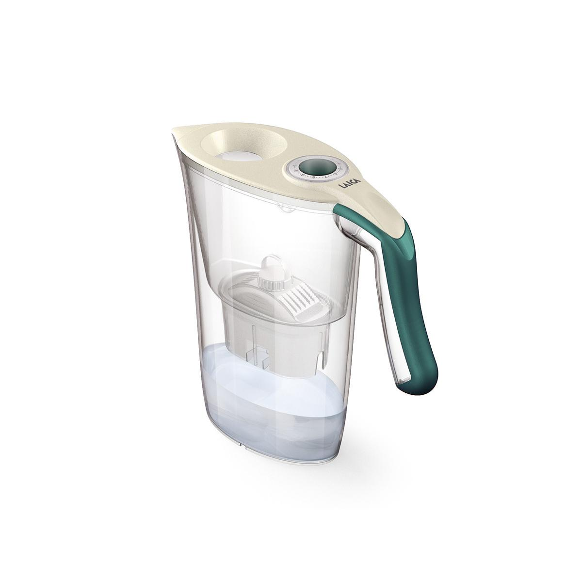 Una jarra filtrante de agua transparente con tapa color crema y asa verde.