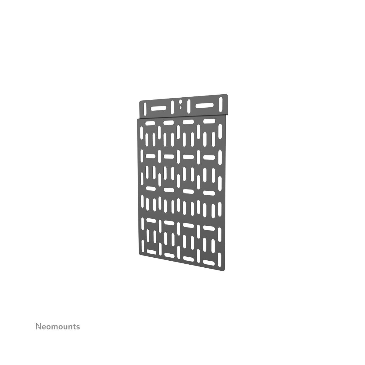 Plaque perforée grise avec motif de fentes et rectangles.