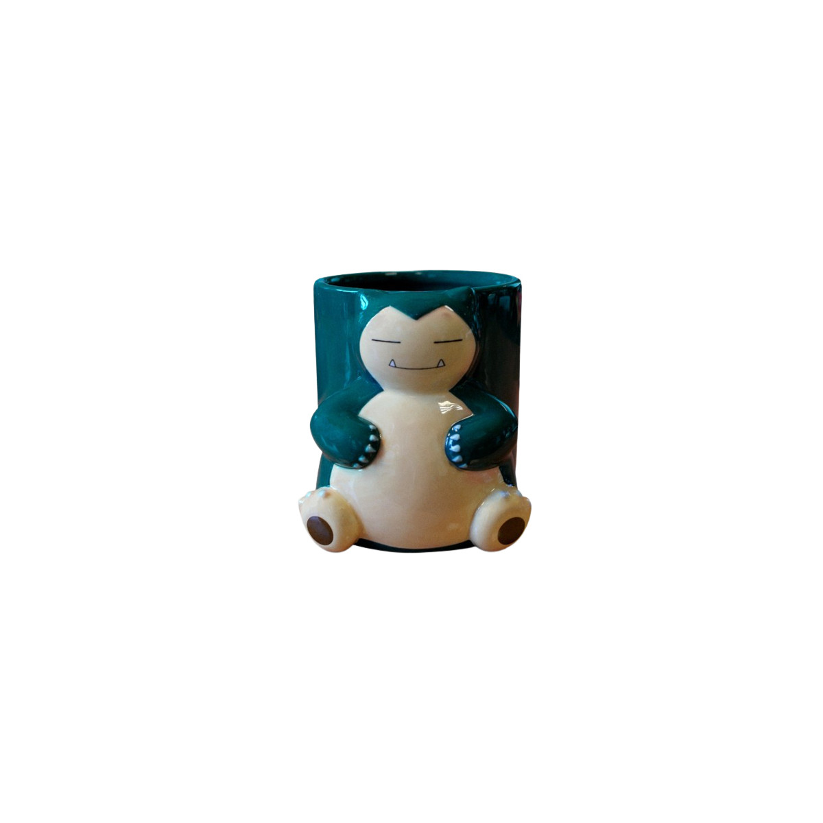 Ein grüner Snorlax-Becher sitzt auf einem weißen Hintergrund.