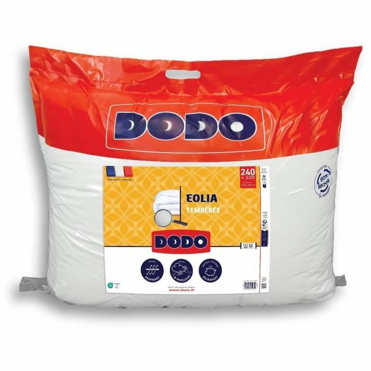 Eine große weiße Dodo-Bettdecke in einer durchsichtigen Plastiktüte mit roten Griffen und Branding.