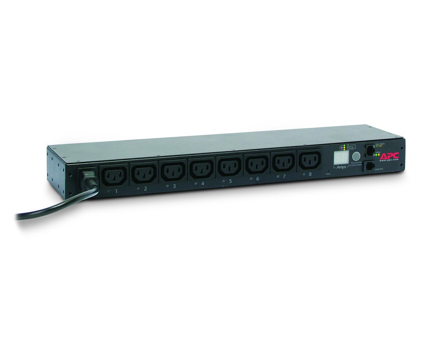 Regleta negra APC con 8 enchufes y un cable, fondo blanco.