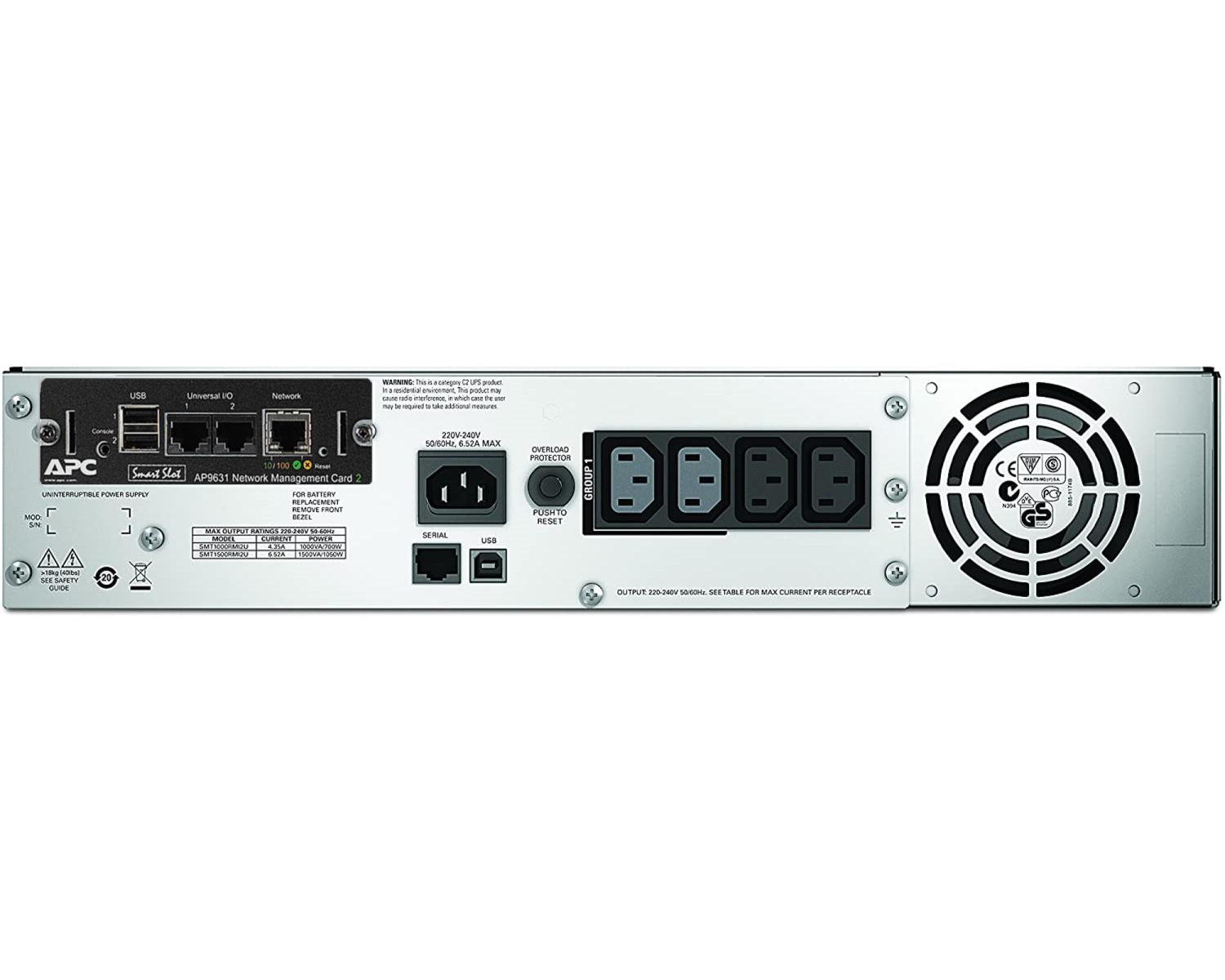 Vista trasera de una unidad UPS APC mostrando puertos, ventilador y etiquetas de advertencia.