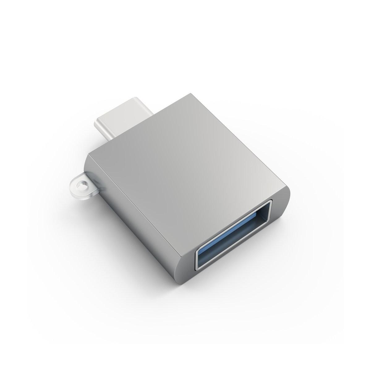 Un adaptateur USB-C vers USB argenté sur fond blanc.
