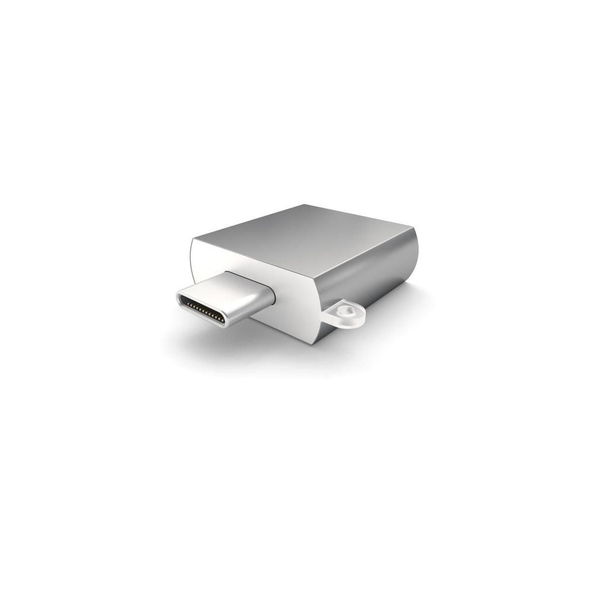 Un adaptateur USB-C argenté avec des broches détaillées sur fond blanc.