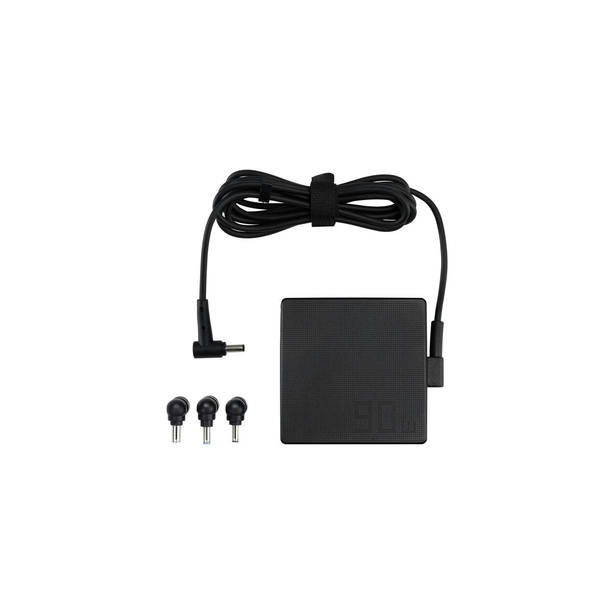 Un alimentatore nero con cavo e tre punte su sfondo bianco.