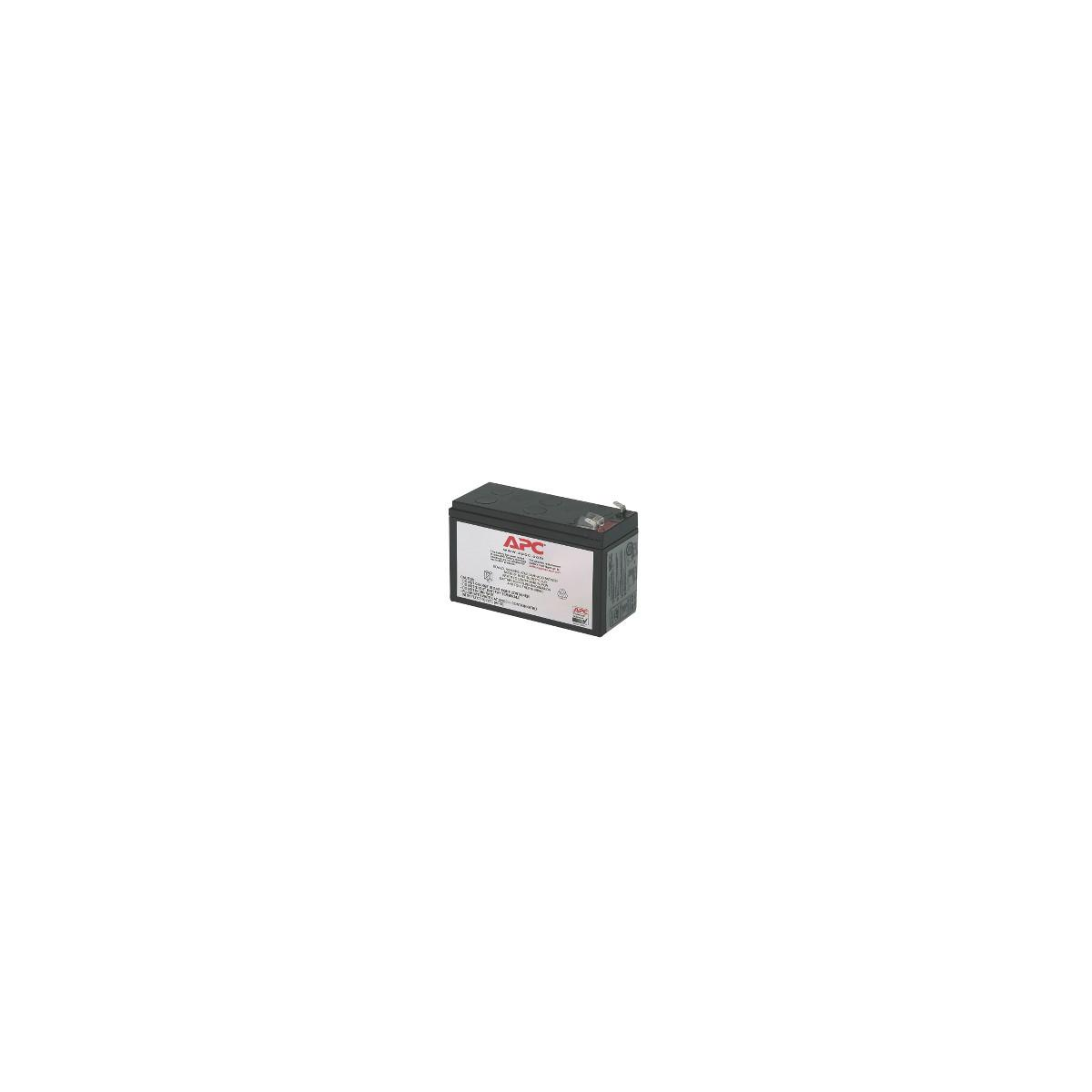 Batteria APC nera con etichetta rossa e bianca, su sfondo bianco.