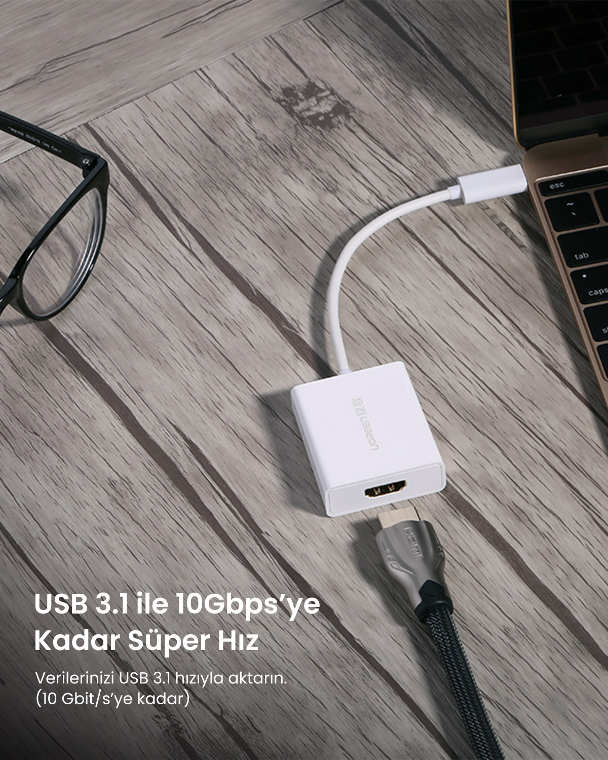 Ein weißer USB-C-zu-HDMI-Adapter mit einem HDMI-Kabel daneben auf einem Holztisch.