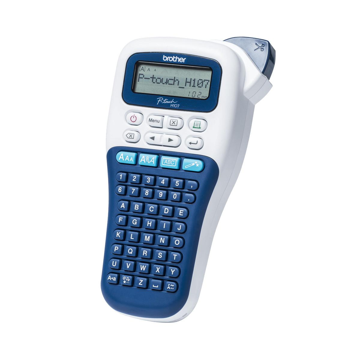 Una etichettatrice Brother P-touch H107 bianca e blu con tastiera e schermo.