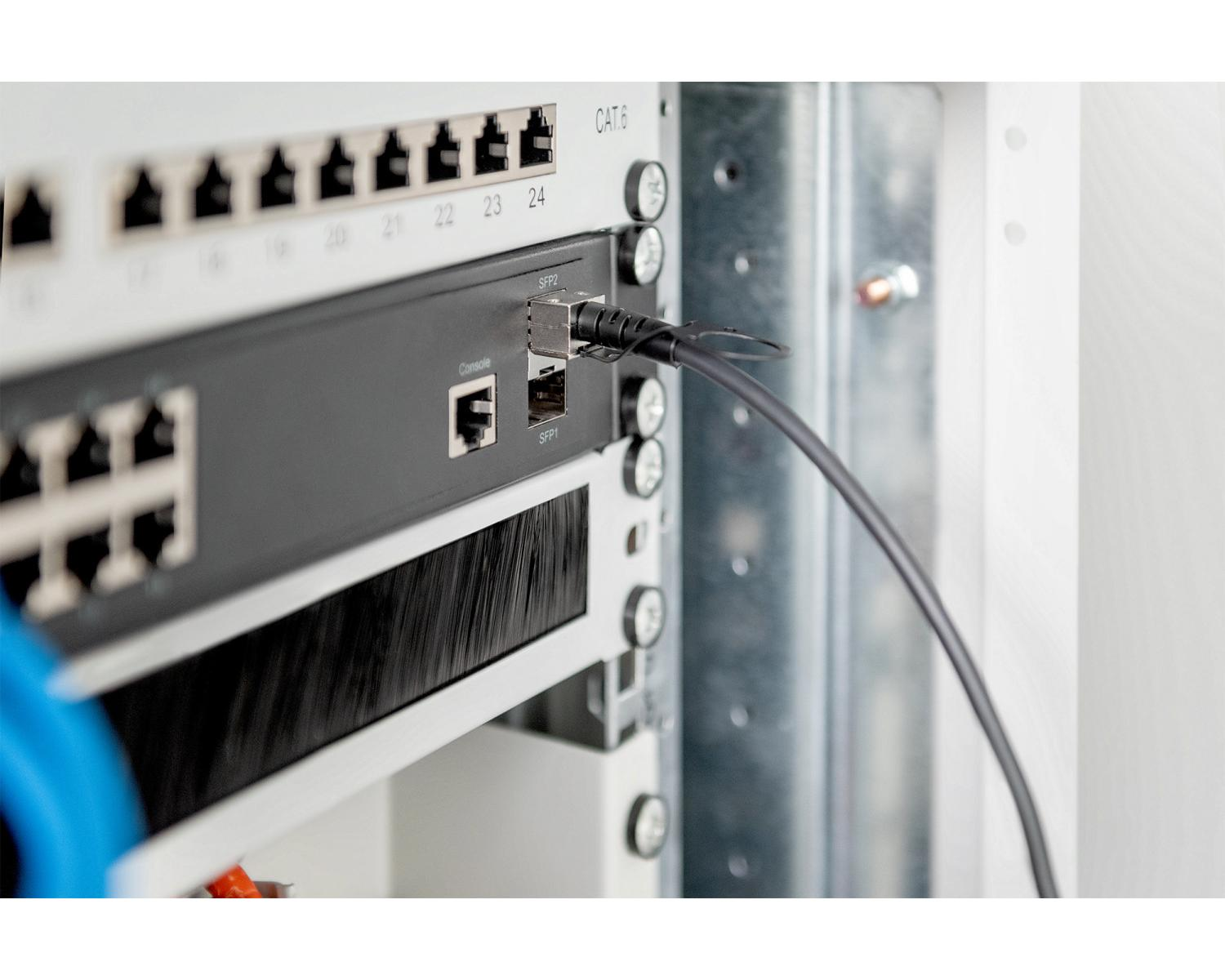 Un cavo di rete è collegato a uno switch con porte SFP.
