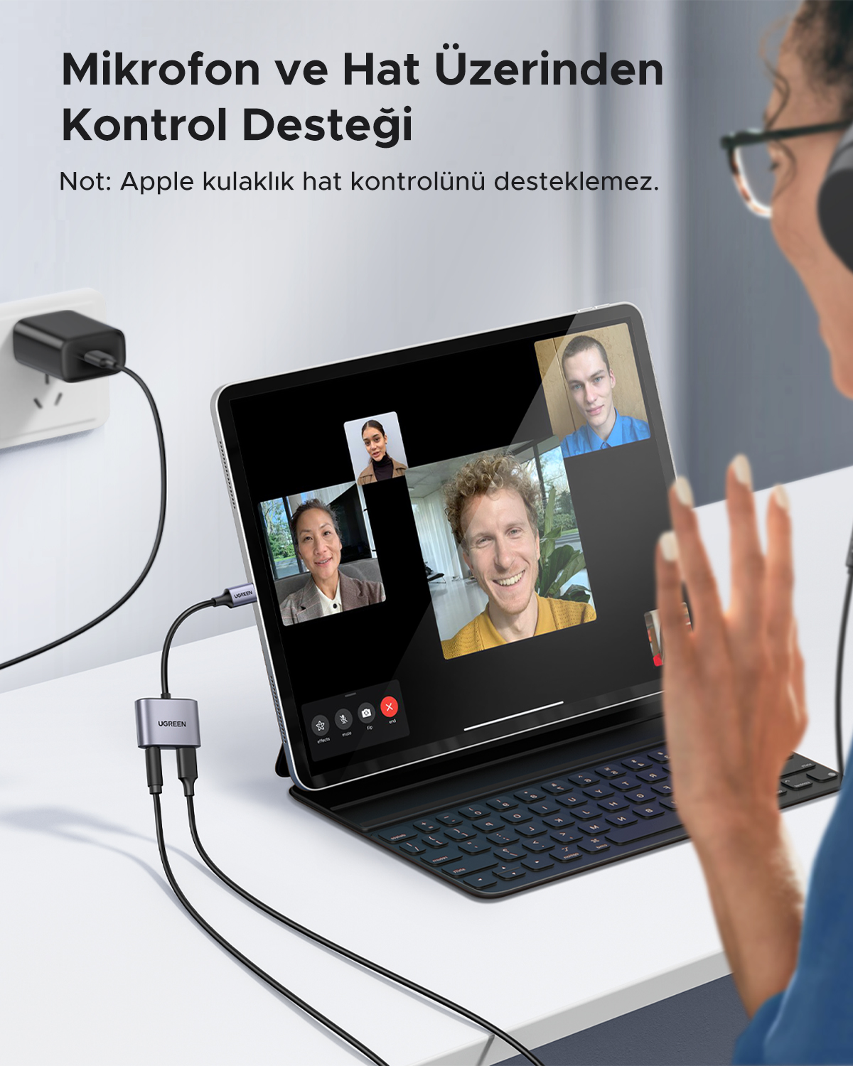 Kobieta używa adaptera do wideorozmowy na tablecie podłączonym do gniazdka.