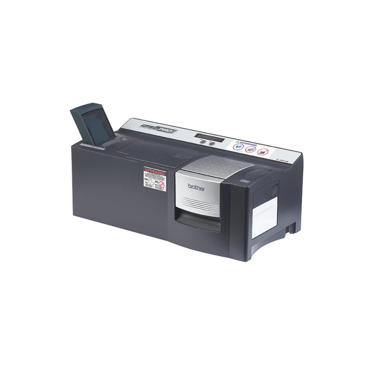 Una stampante Brother Stamp Creator PRO nera con frontale argentato e coperchio sollevato.