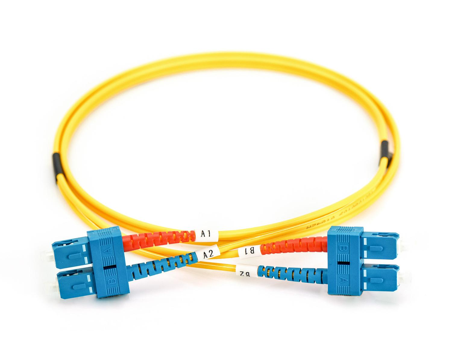 Cavo in fibra ottica giallo con connettori blu e arancioni, etichettato A1, A2, B1, B2.