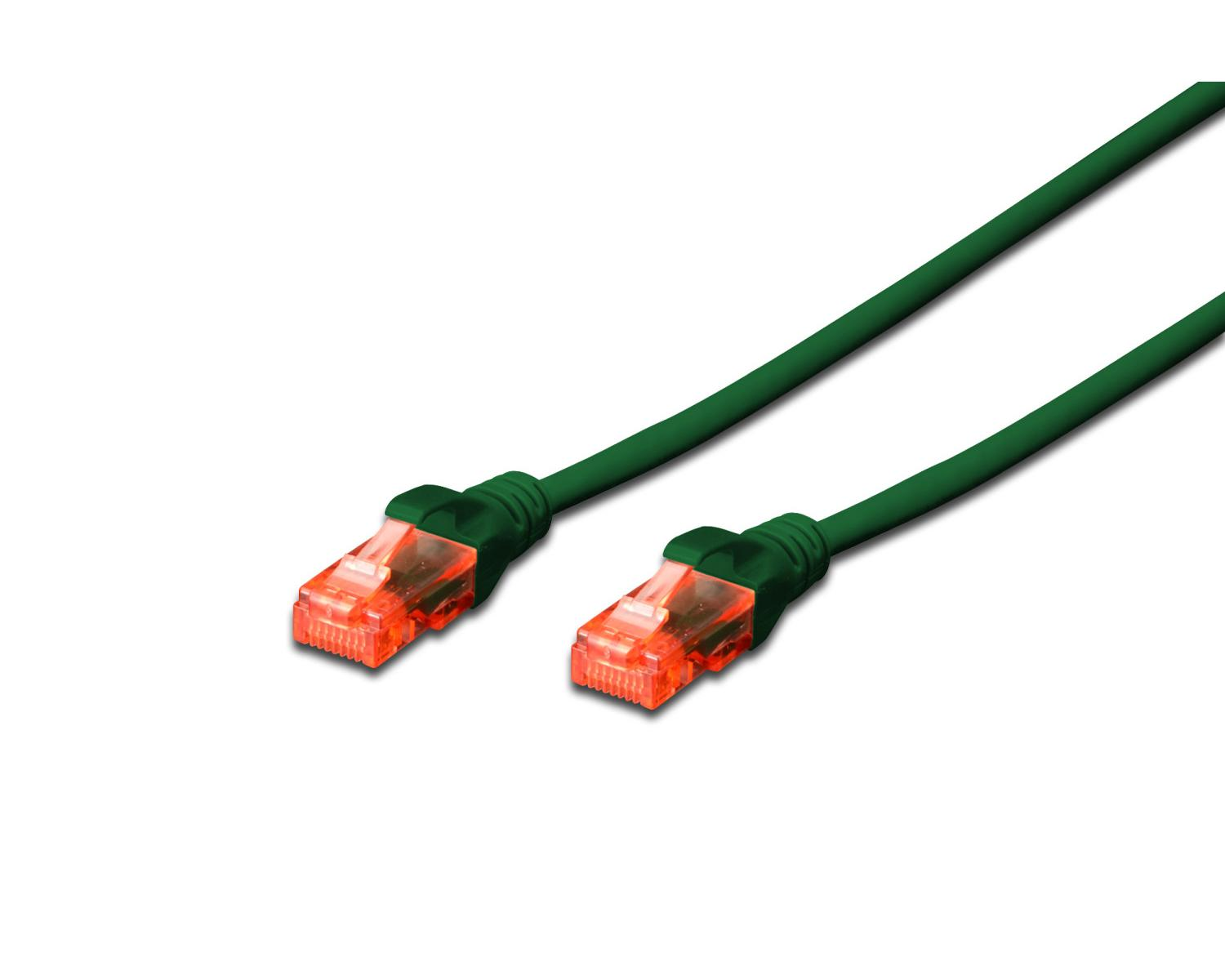 Beyaz arka plan üzerinde iki şeffaf turuncu konektörlü yeşil Ethernet kablosu.