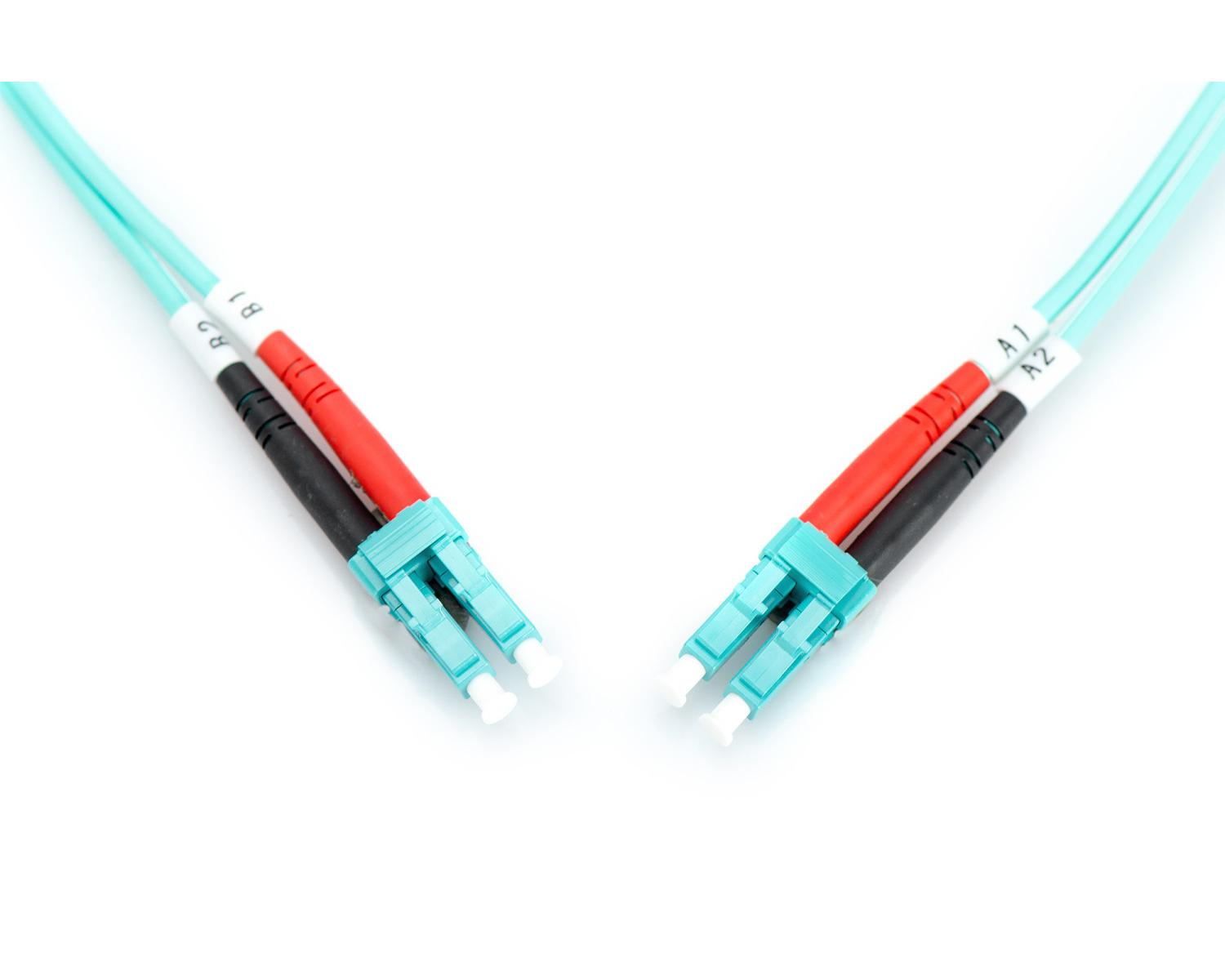 LC konektörlü iki turkuaz fiber optik kablo, kırmızı ve siyah botlar.