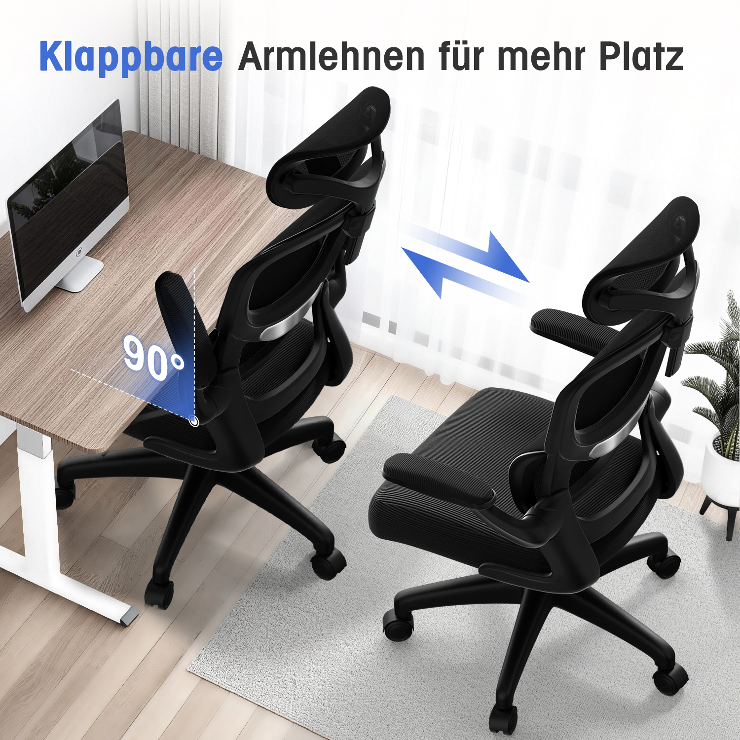 Zwei schwarze Bürostühle mit verstellbaren Armlehnen vor einem Schreibtisch.