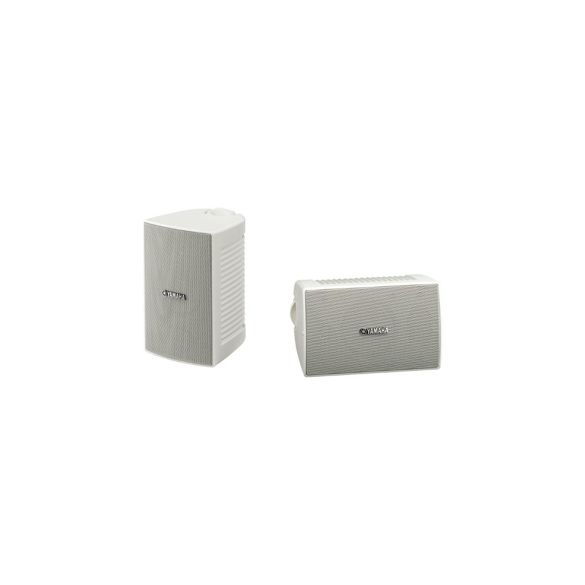 Dos altavoces Yamaha blancos sobre fondo blanco.