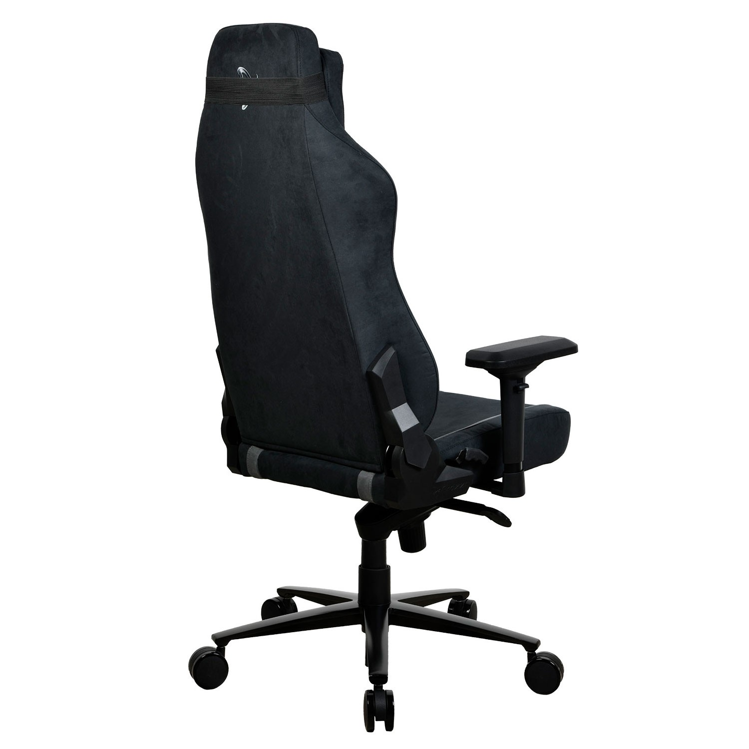 Schwarzer Gamingstuhl mit verstellbarer Rückenlehne und Armlehnen, auf Rollen.