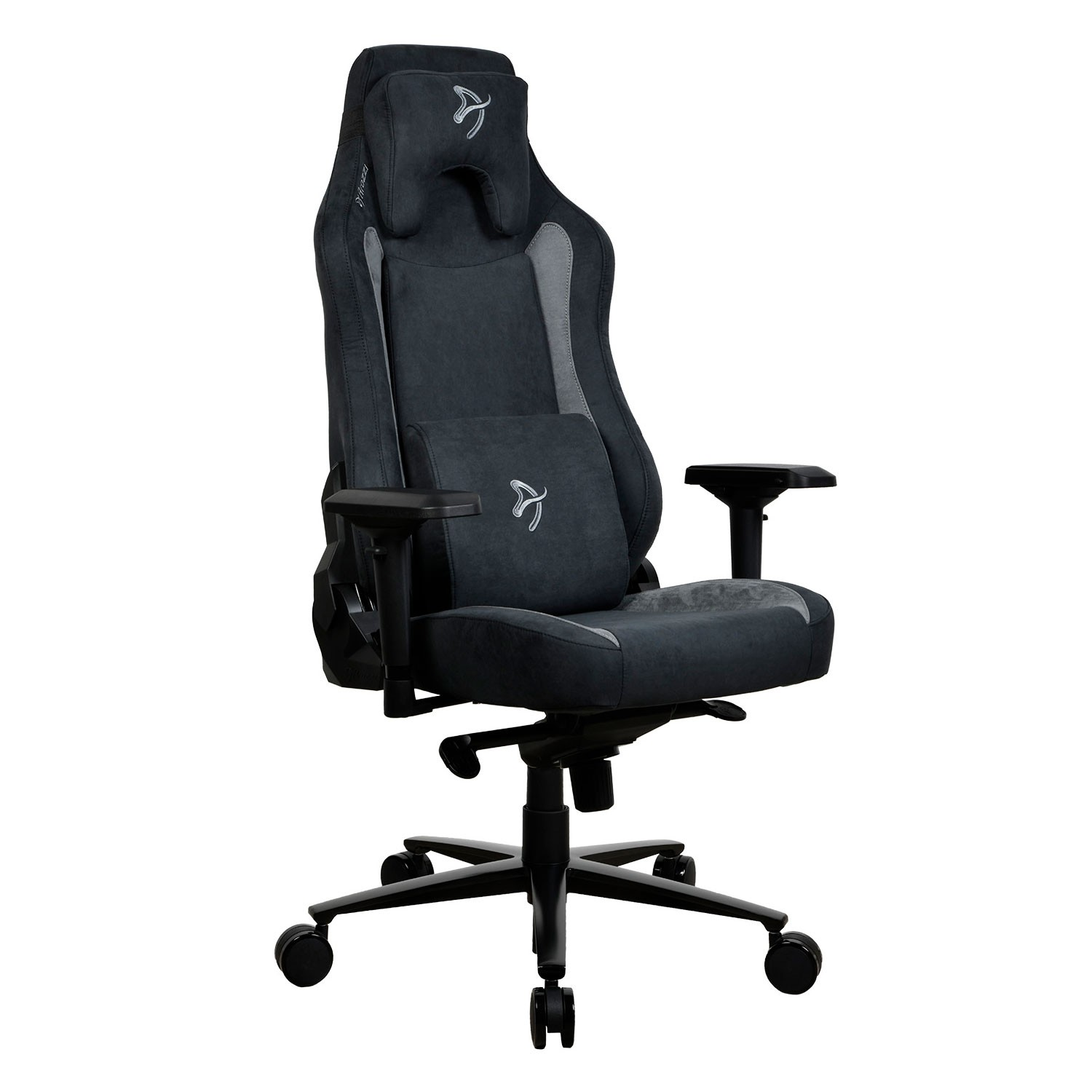 Ein schwarzer Gaming-Stuhl mit Kopf- und Lendenkissen, auf Rädern.