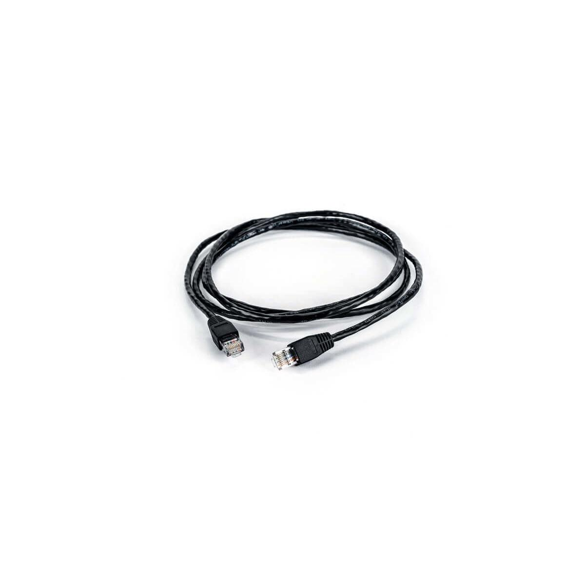 Un cavo Ethernet nero con due connettori RJ45 su sfondo bianco.