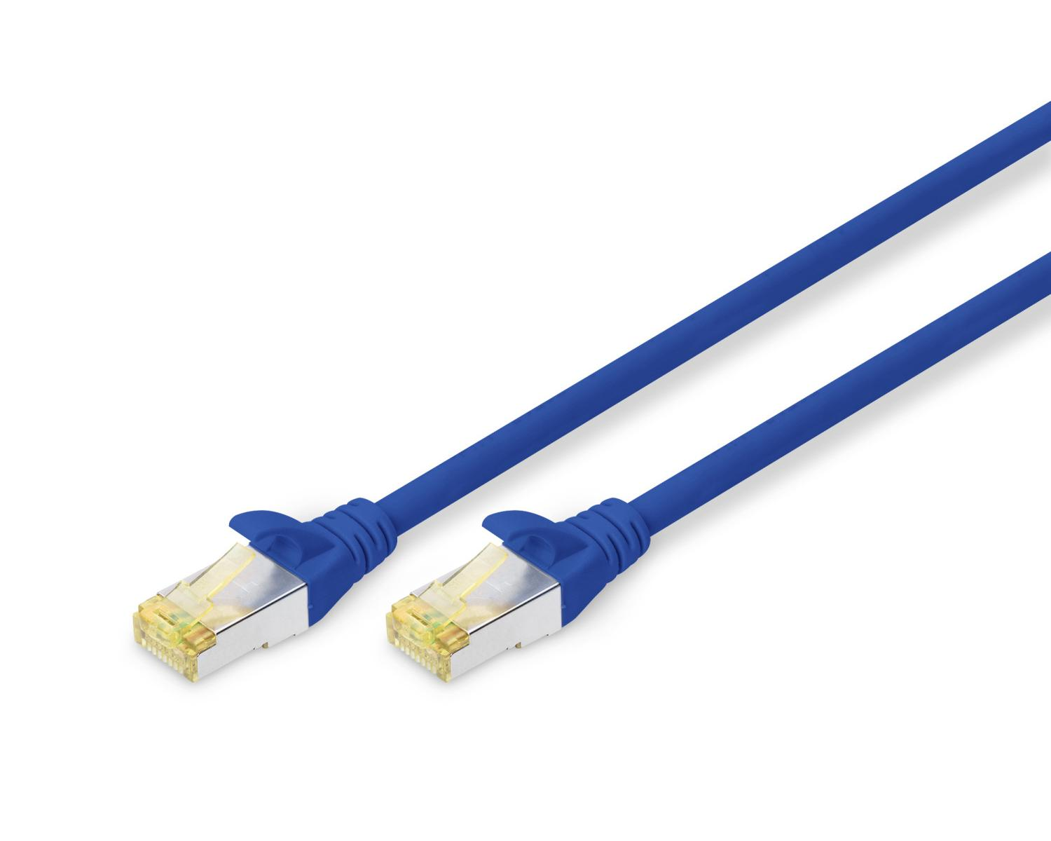 Due cavi di rete blu con connettori argentati giacciono uno accanto all'altro.