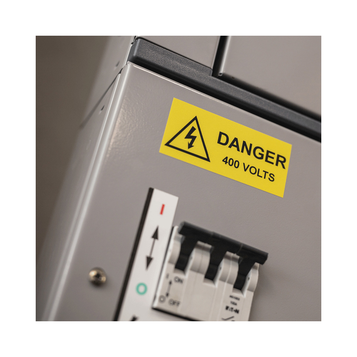 Yellow danger sign with lightning bolt and "400 VOLTS".