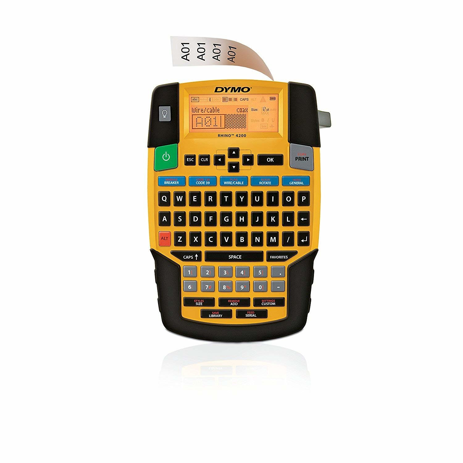 Una etichettatrice DYMO gialla con tastiera e schermo. Esce un nastro con 'A01'.