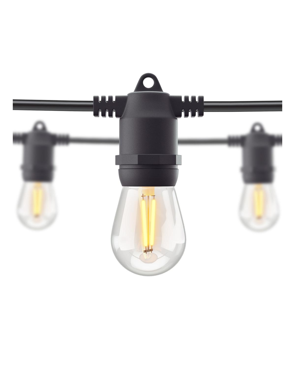 Una catena luminosa con quattro lampadine, una a fuoco, tre sfocate.
