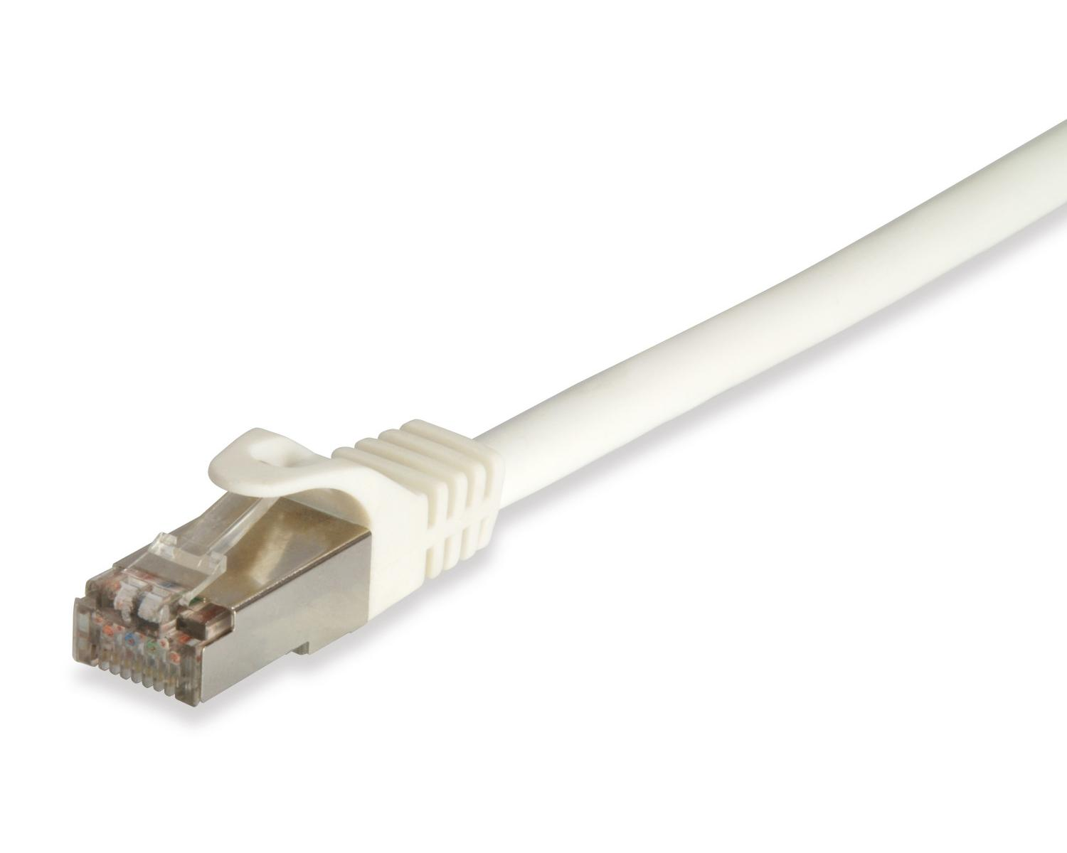 Un cable de red blanco con conector plateado y clip de plástico transparente.