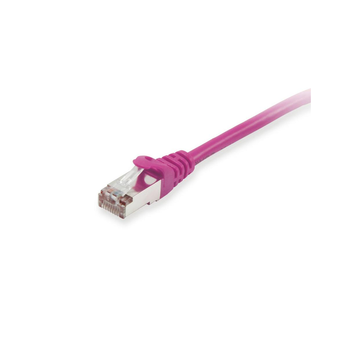 Een roze ethernetkabel met zilveren connector op witte achtergrond.