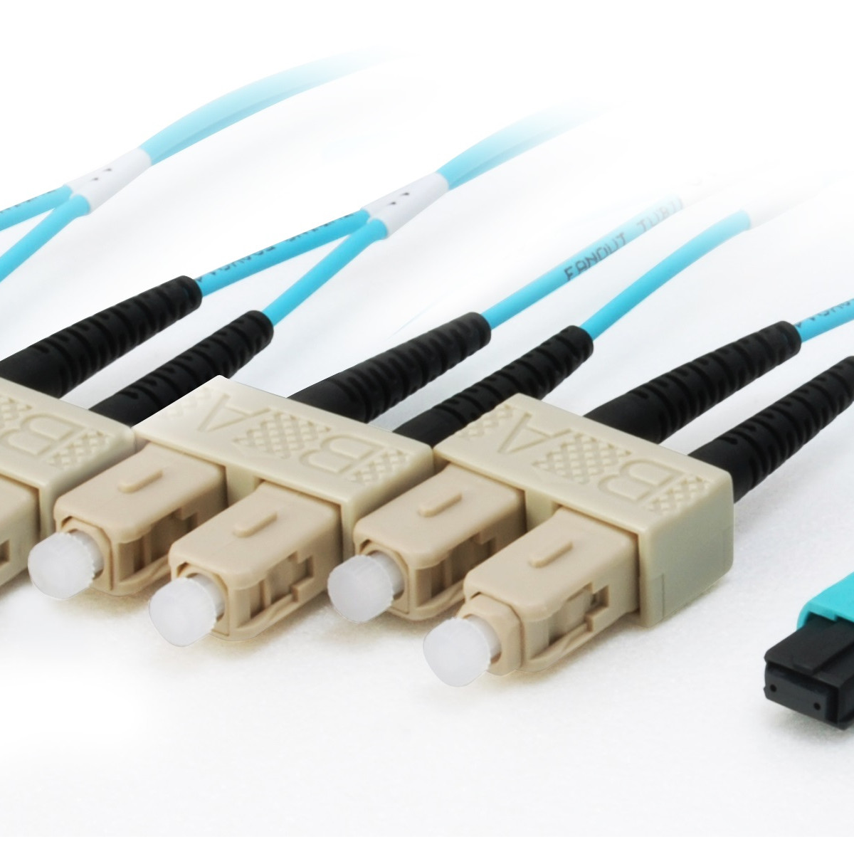 Diversi cavi in fibra ottica blu con connettori beige su sfondo bianco.