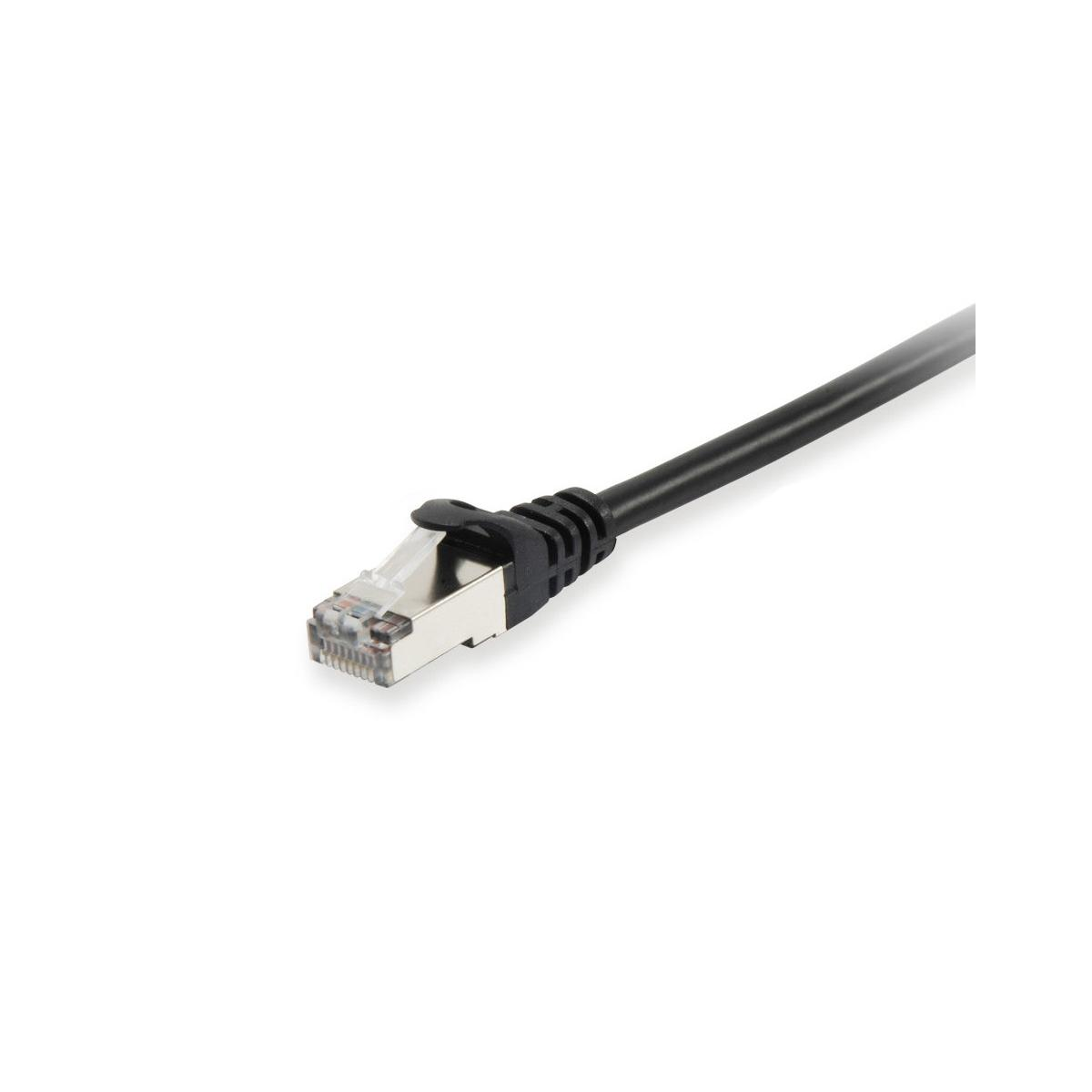 Un câble Ethernet noir avec connecteur RJ45 argenté sur fond blanc.