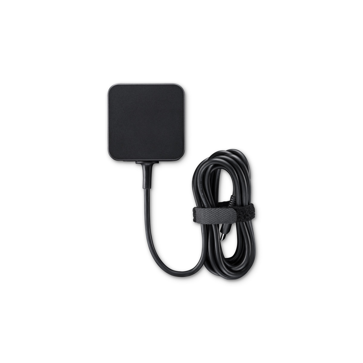 Un alimentatore rettangolare nero con cavo legato da cinghia in velcro.
