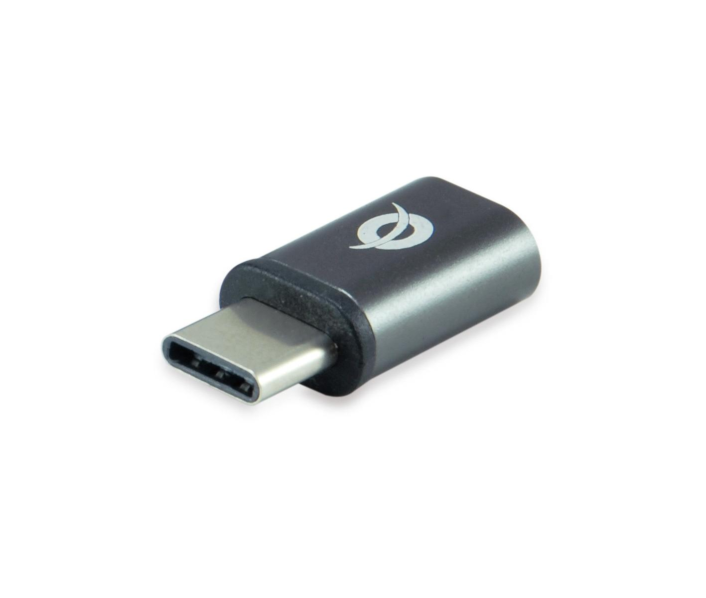 Un adattatore USB-C scuro con logo bianco sulla superficie superiore.
