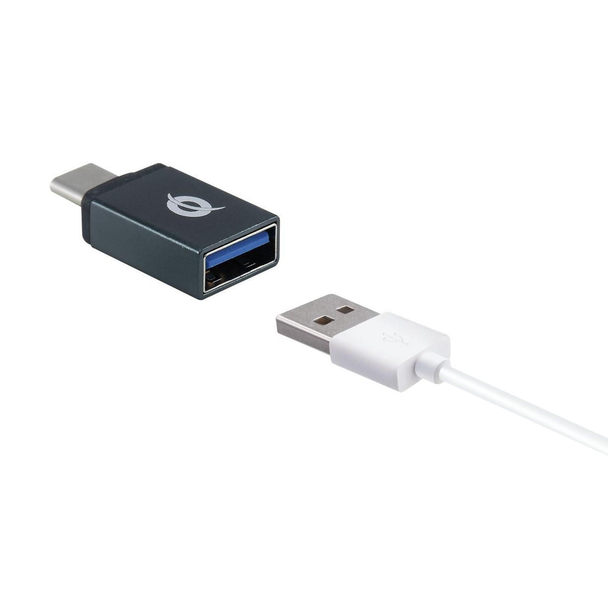 Un adaptador USB-C a USB-A junto a un cable USB blanco.