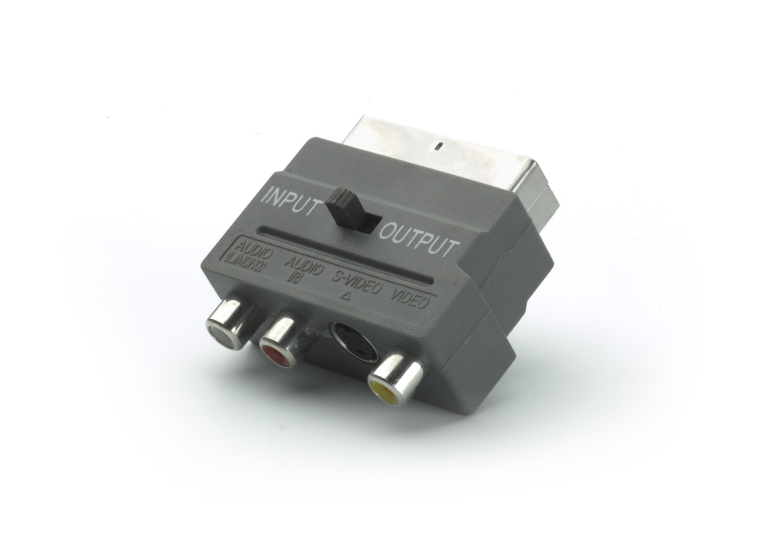 Ein grauer Scart-Adapter mit Ein-/Ausgangsschalter und RCA-Anschlüssen.