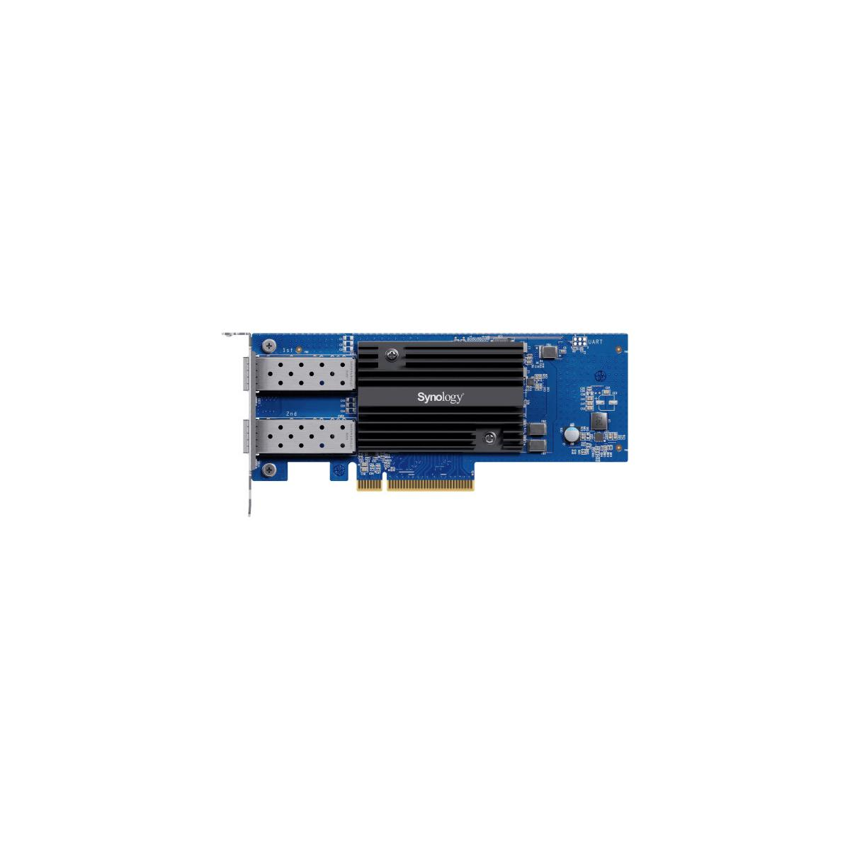 Una tarjeta de red azul con disipador, logo Synology y dos puertos QSFP.