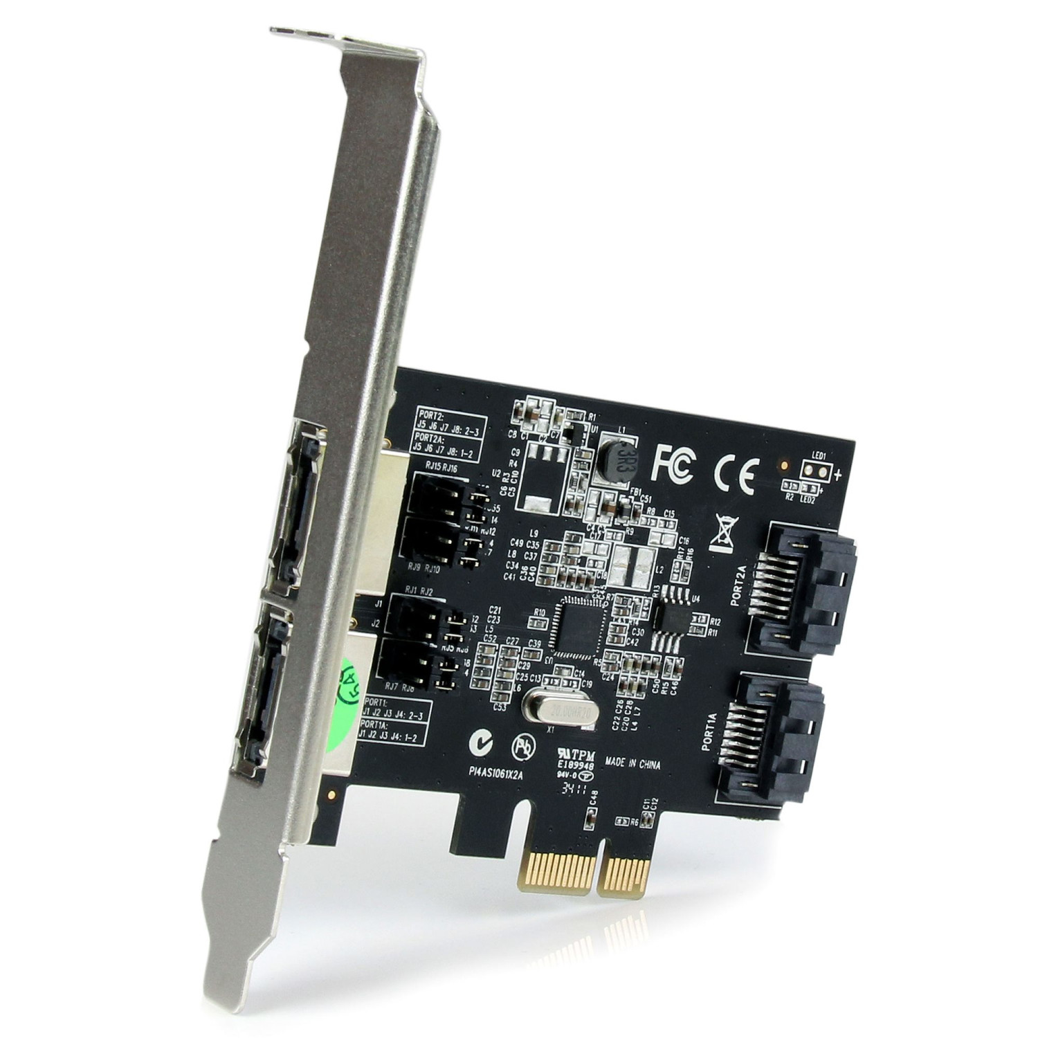 Una tarjeta de expansión SATA de cuatro puertos en PCB negro con soporte metálico plateado y conectores dorados.
