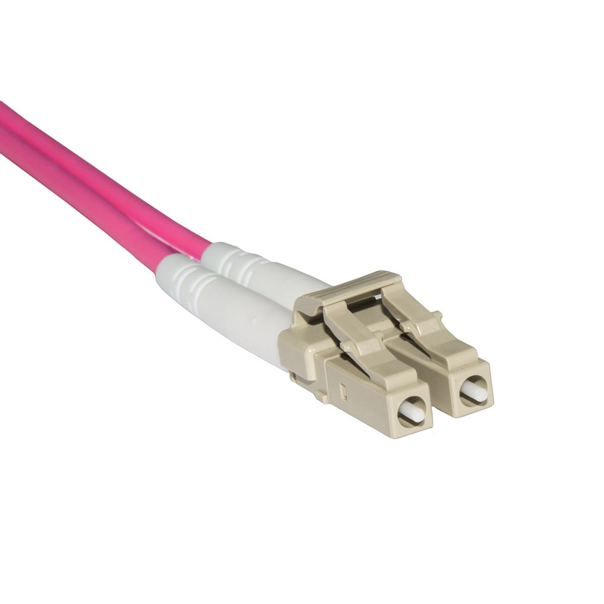 Zwei rosa Glasfaserkabel mit beige und weien Steckern.